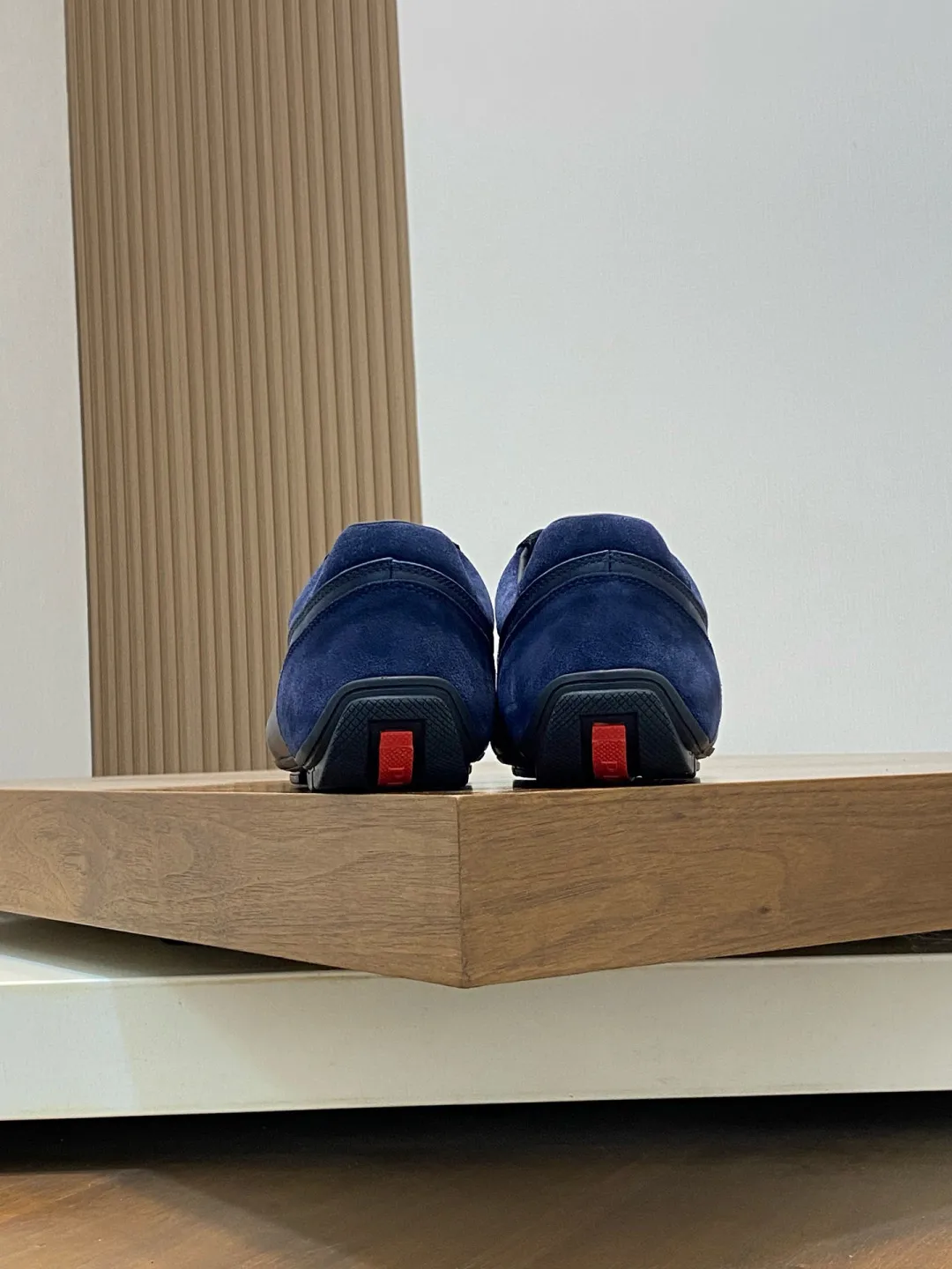 Men's Men's Shoes 💰800 Prada/Prada Men's Leather Casual Sports Shoes, a hot product made in Guangzhou! Made of imported calfskin splicing upper, three-dimensional geometric segmentation, precision manufacturing, uniform stitching, leather texture at a glance, multi-color splicing, fashionable and generous, soft, comfortable and breathable, decorated with PRADA letter logo on the outside, classic letter logo on the tongue, fabric strap on the heel, P family's classic sports shoe type, with fabric lining, silver logo cowhide foot pads, and P family's exclusive rubber outsole. The details are carefully crafted, making it a versatile item for travel! Comes with original box and dust bag! Multiple colors available! Size: 39-40-41-42-43-44 standard leather shoe size (38, 45 customized ¥)